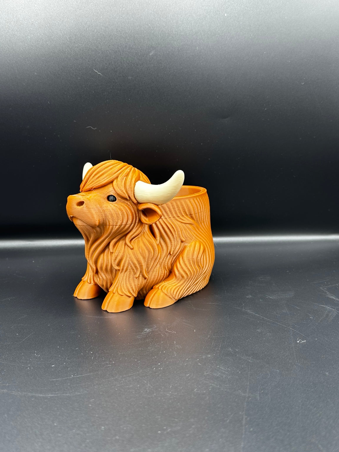 Highland cow pen pot side view
